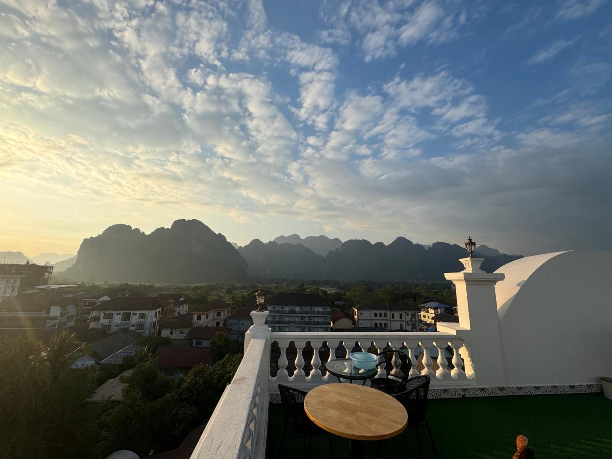 Sky Hotel Ванг-Виенг Экстерьер фото